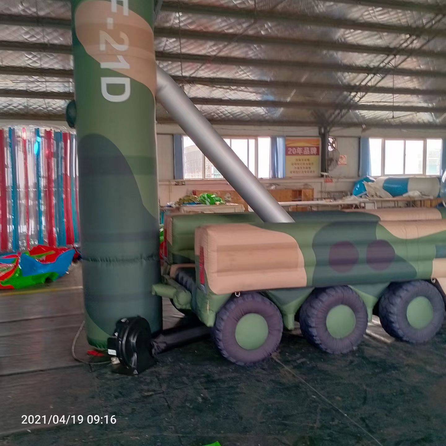 广丰军事演习中的充气目标车辆：模拟发射车雷达车坦克飞机